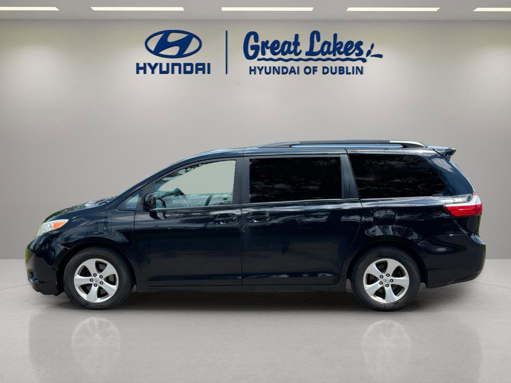 Used 2016 Toyota Sienna LE FWD image 2