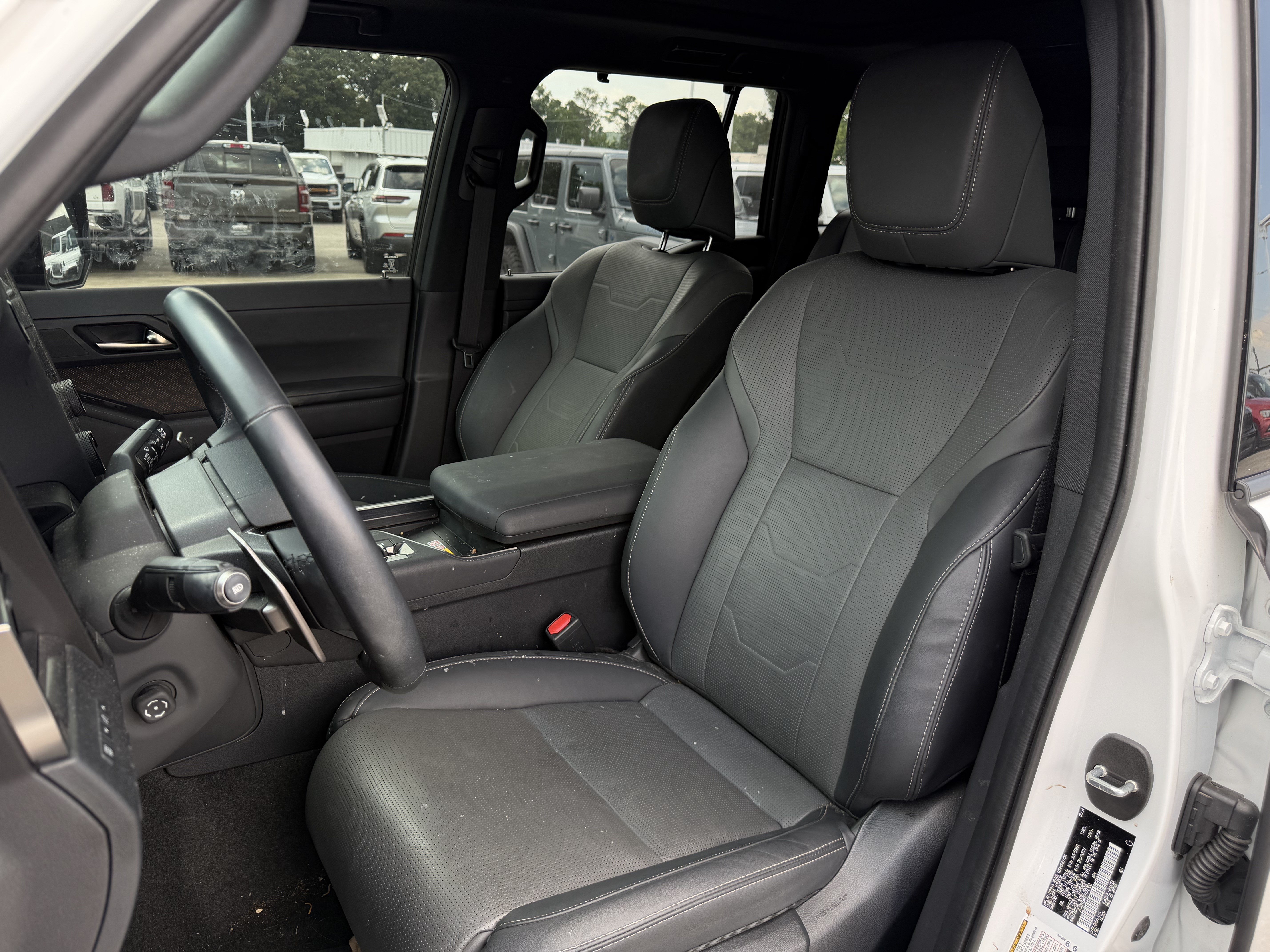 Used 2024 Lexus GX 550 w/ Accessory Package (2T) AWD/4WD image 12