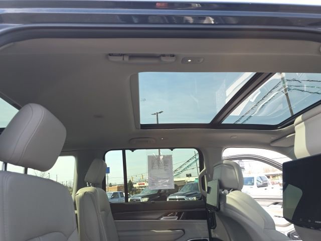 Used 2024 Jeep Wagoneer Series III w/ Premium Group I AWD/4WD image 58