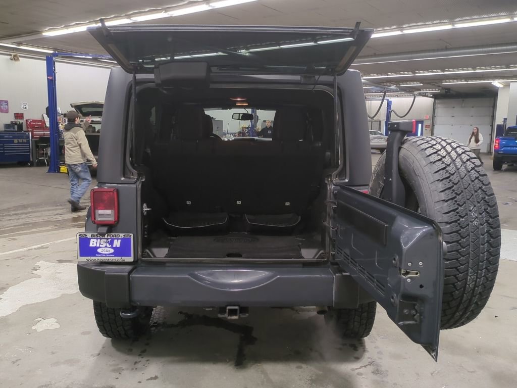 Used 2017 Jeep Wrangler Unlimited Sahara w/ Connectivity Group image 11
