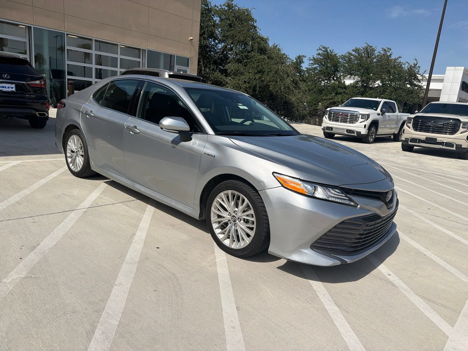 Used 2020 Toyota Camry XLE FWD image 3