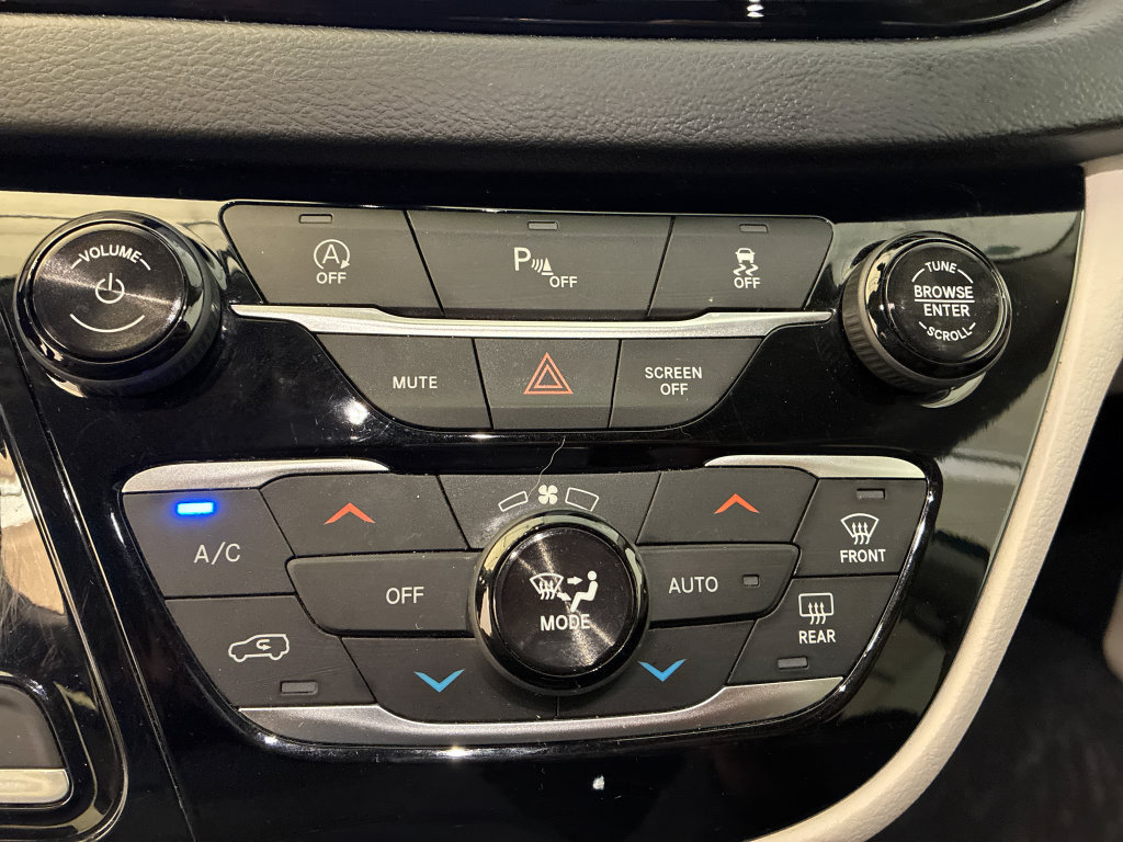 Used 2019 Chrysler Pacifica Touring-L Plus w/ Tire & Wheel Group FWD image 16