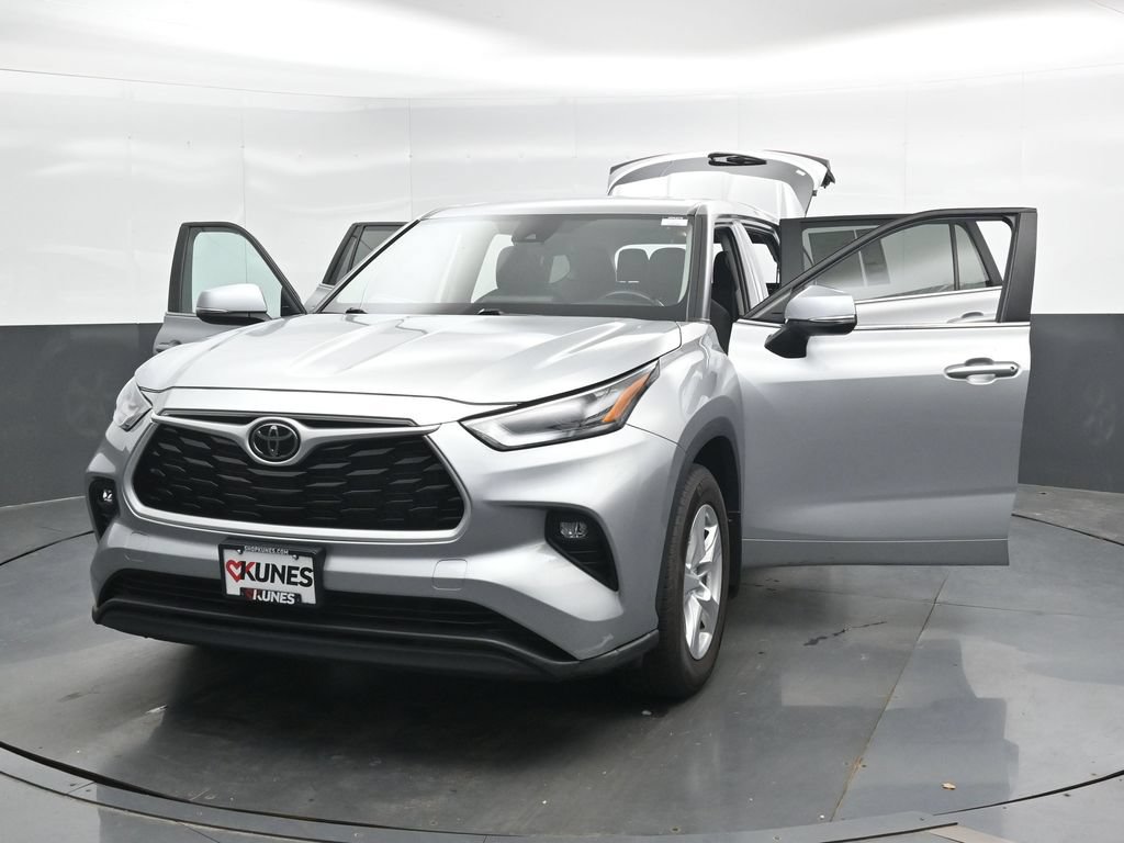 Used 2024 Toyota Highlander LE AWD/4WD image 47