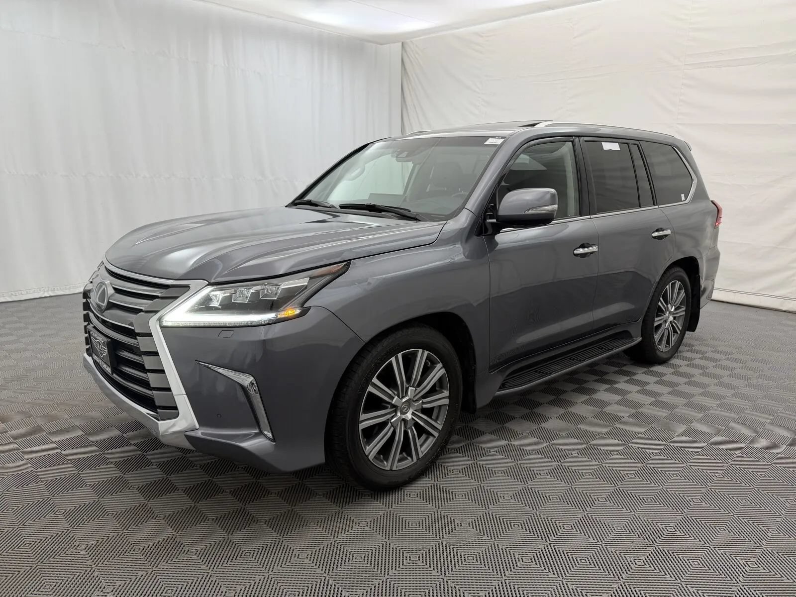 Used 2016 Lexus LX 570 4WD w/ Luxury Package image 2