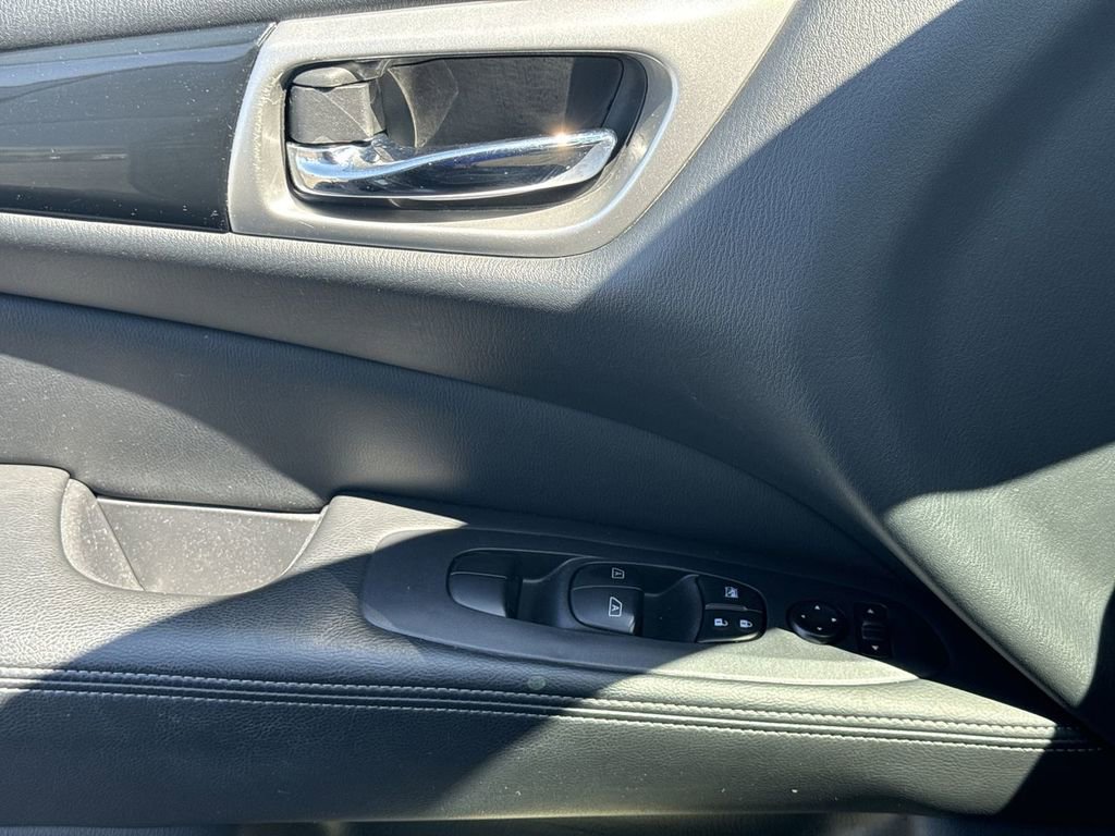 Used 2020 Nissan Pathfinder SV image 21