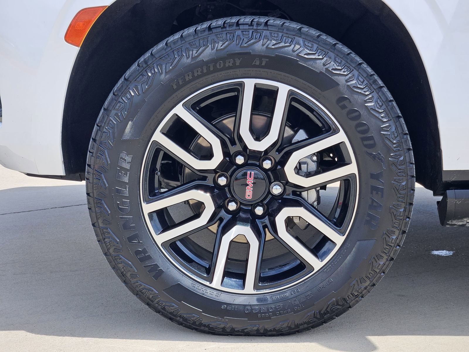 Used 2024 GMC Yukon XL AT4 w/ AT4 Premium Package AWD/4WD image 14