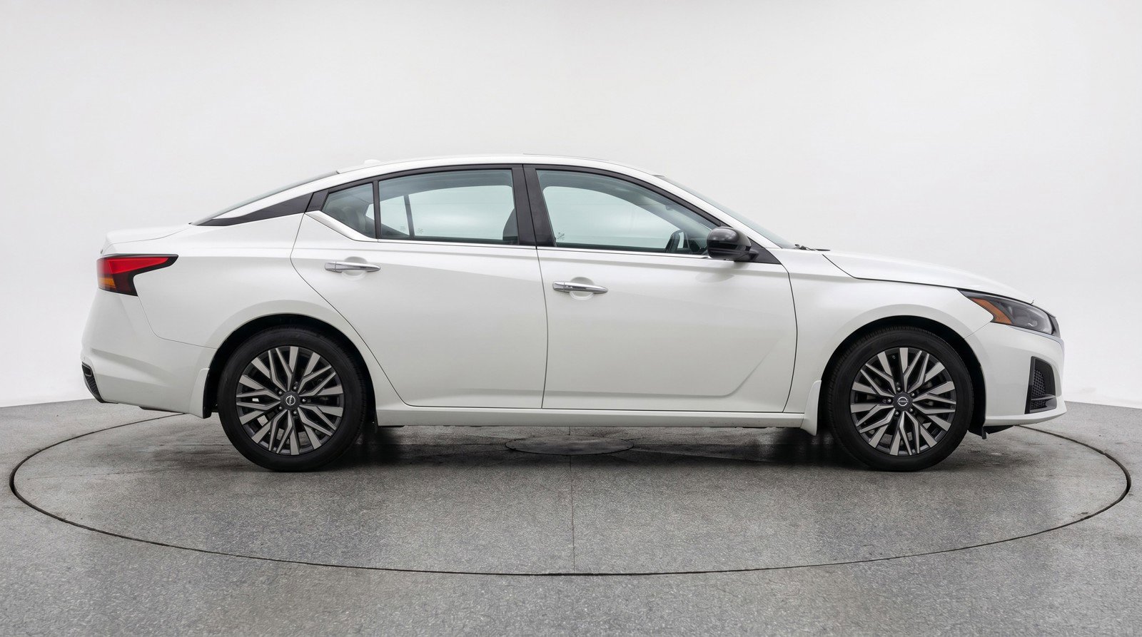 Used 2025 Nissan Altima 2.5 SV FWD image 11