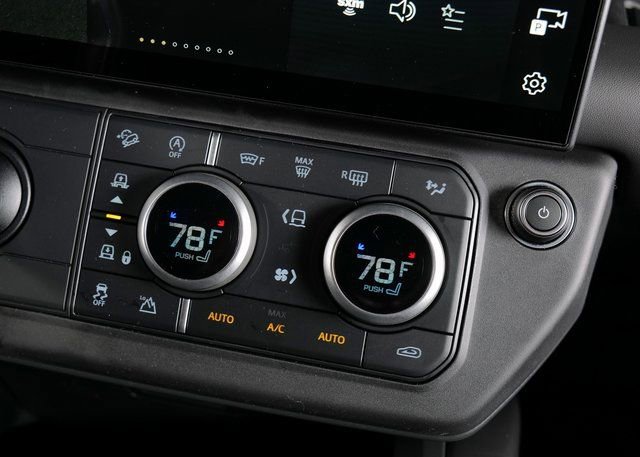New 2026 Land Rover Defender 110 X-Dynamic SE image 14