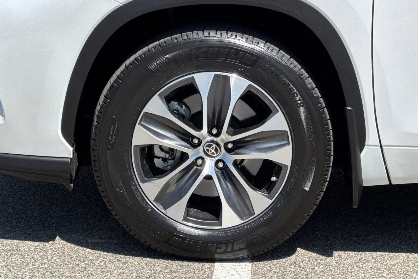 Used 2023 Toyota Highlander XLE image 25