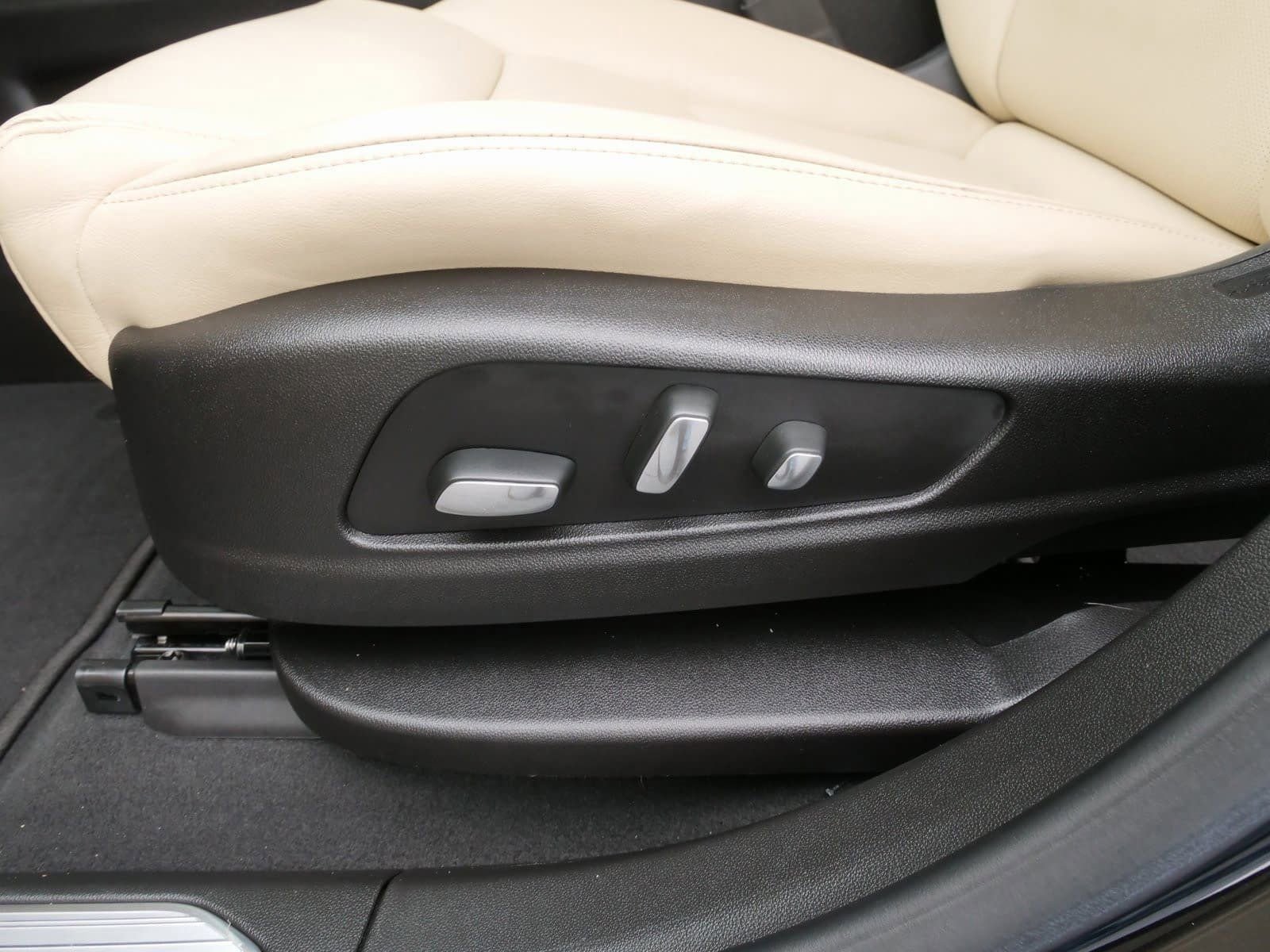 Used 2018 Cadillac XT5 Luxury w/ Driver Awareness Package image 17