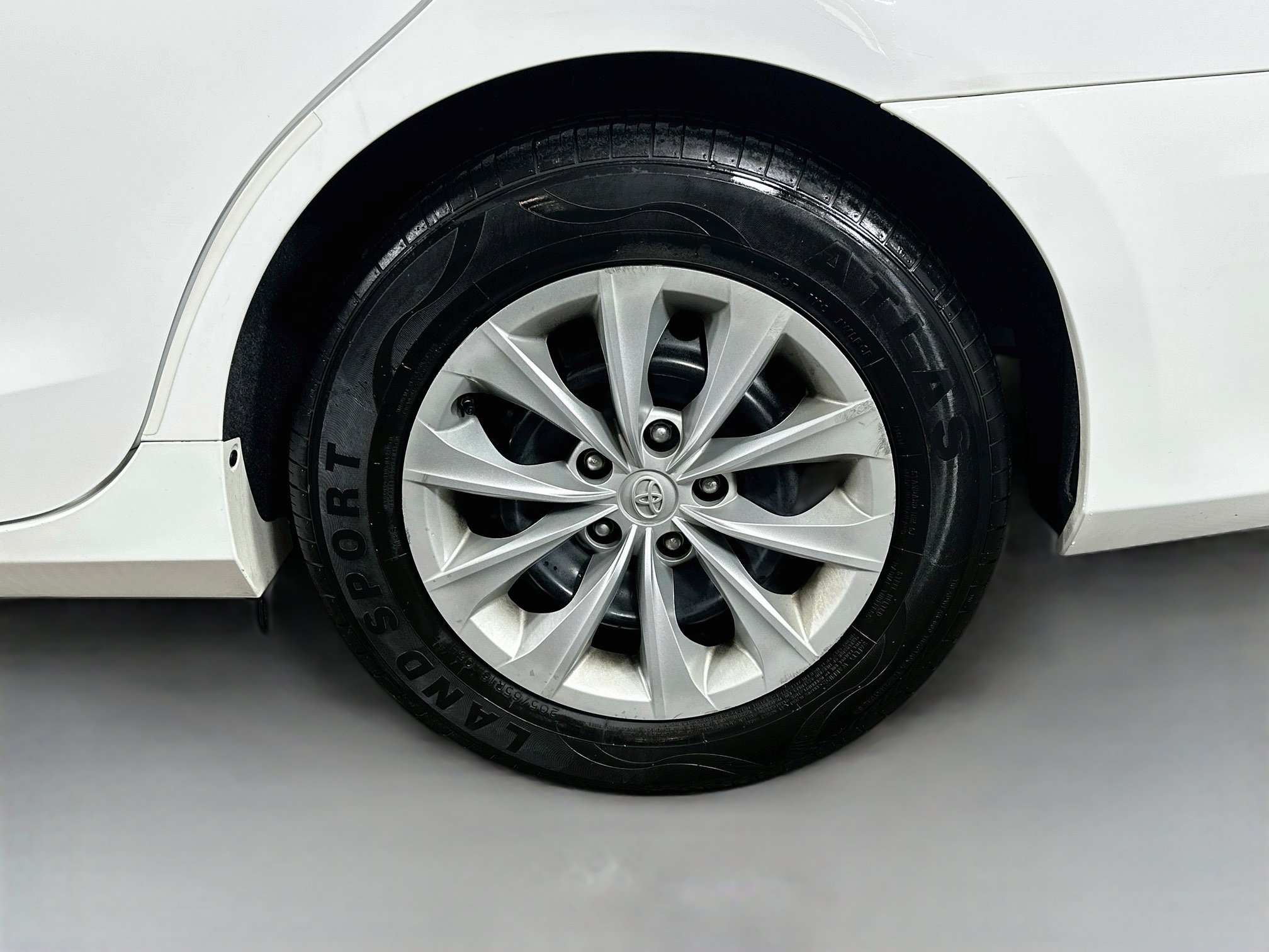 Used 2016 Toyota Camry LE FWD image 28