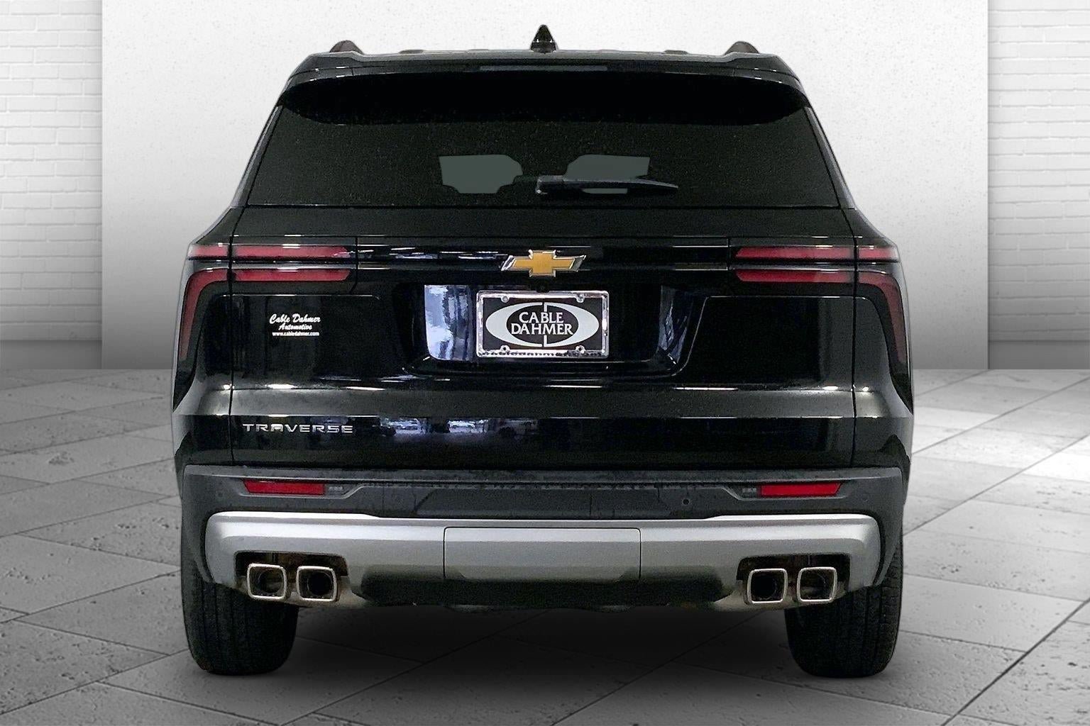 Used 2026 Chevrolet Traverse LT FWD image 3