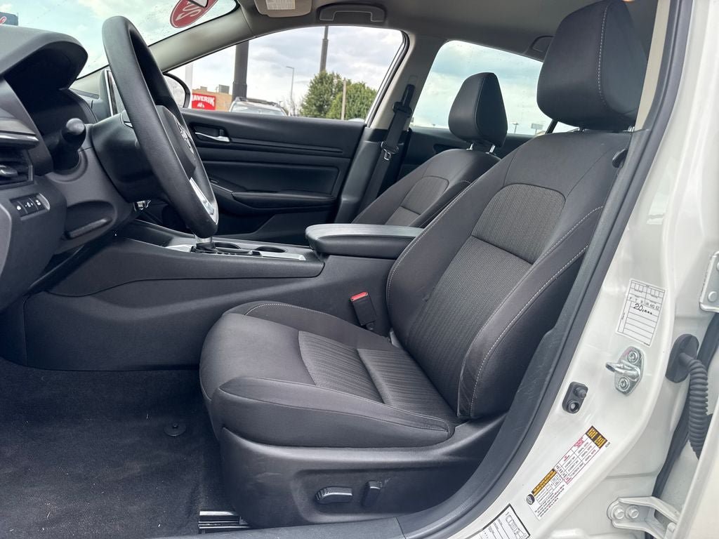 Used 2025 Nissan Altima 2.5 SV FWD image 15
