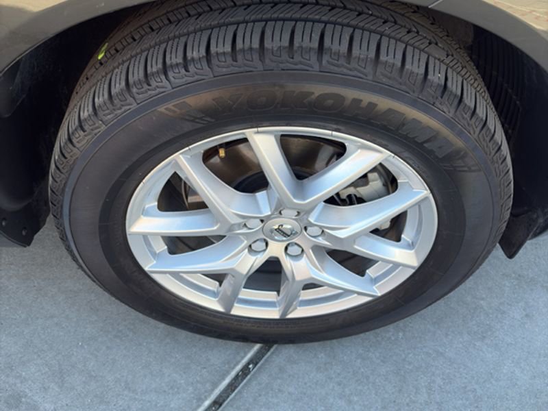 Used 2018 Volvo XC60 T5 Momentum w/ Convenience Package image 16