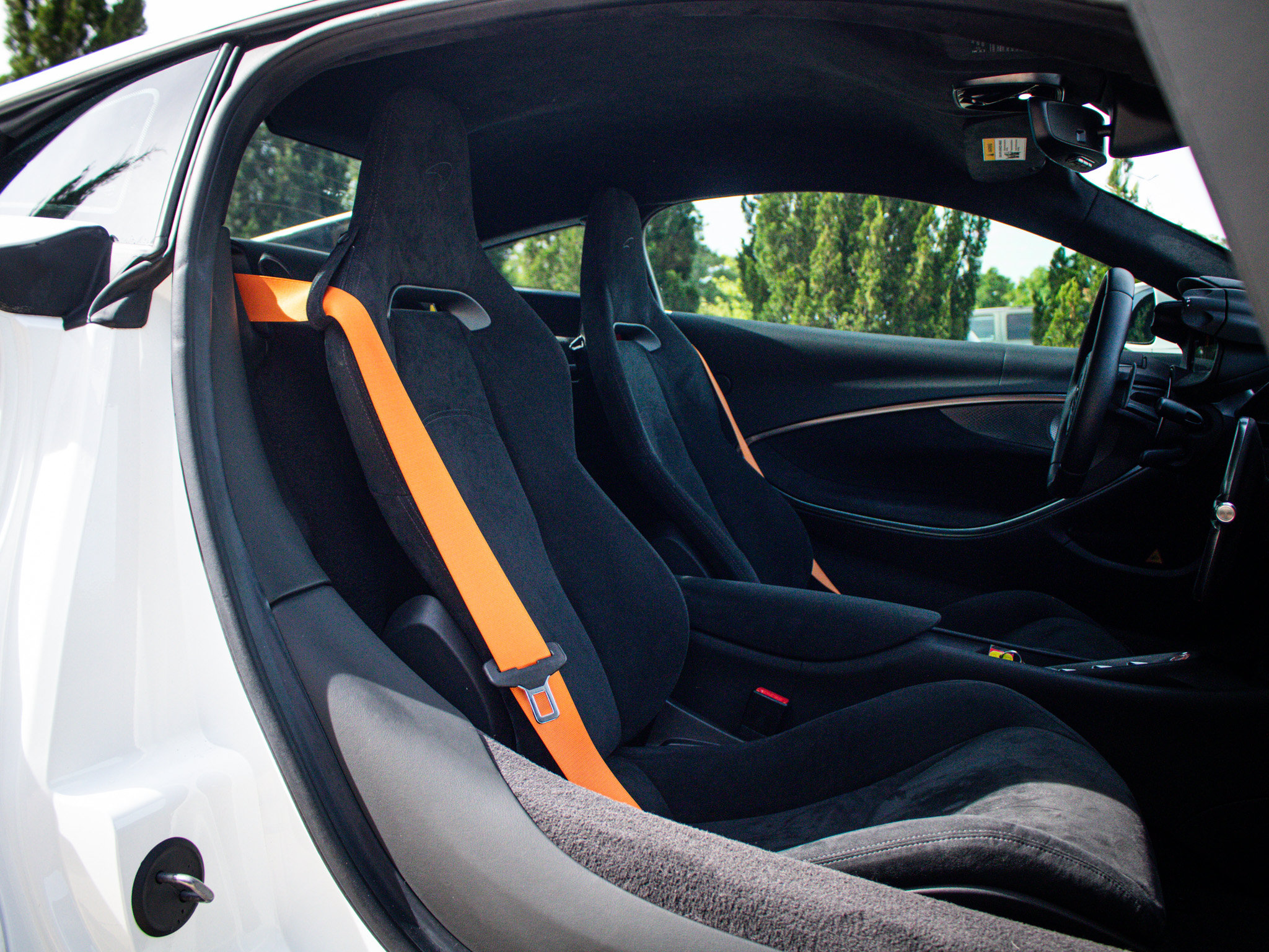 Used 2025 McLaren Artura RWD image 33