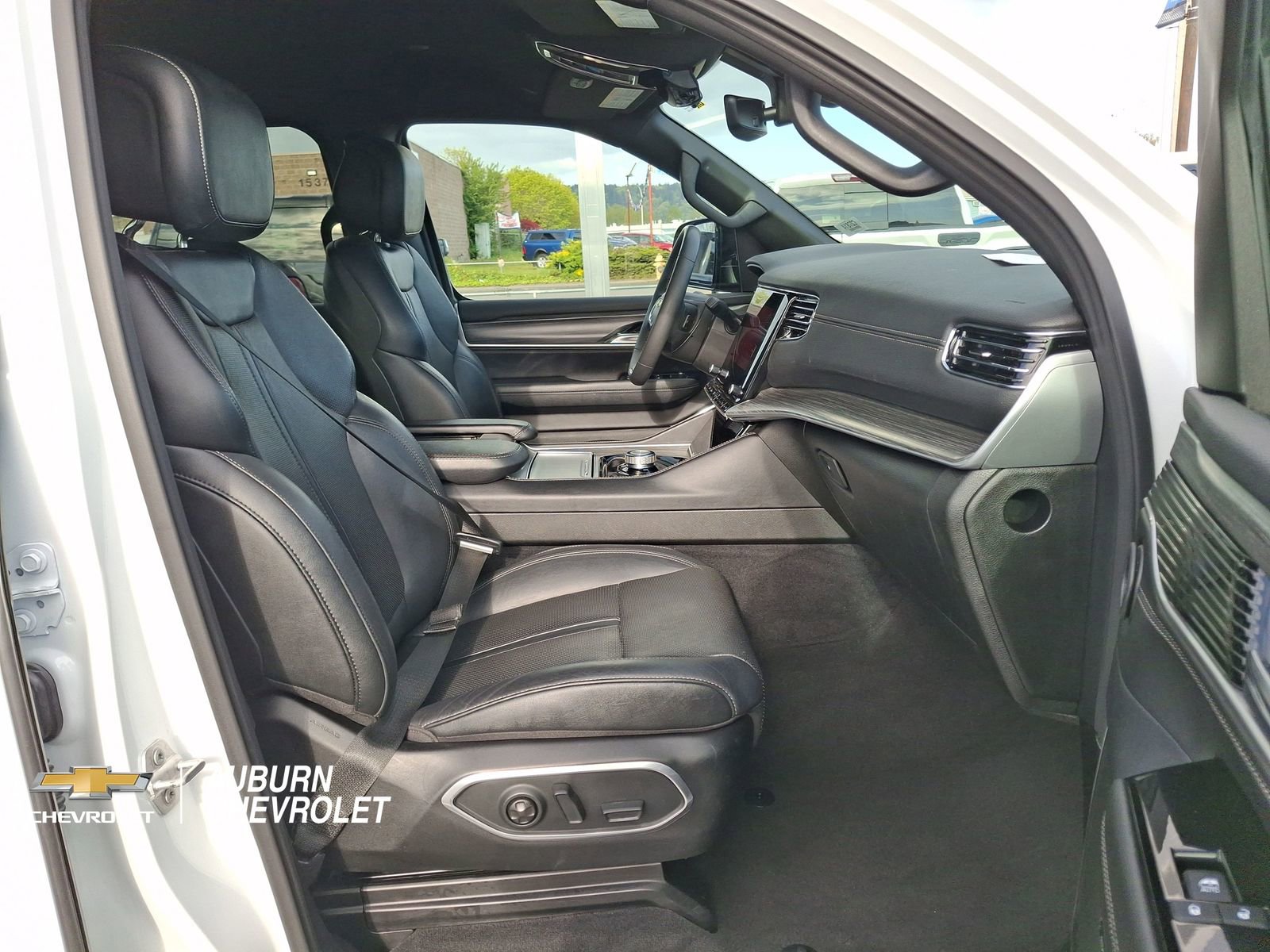 Used 2023 Jeep Wagoneer L Series II AWD/4WD image 27