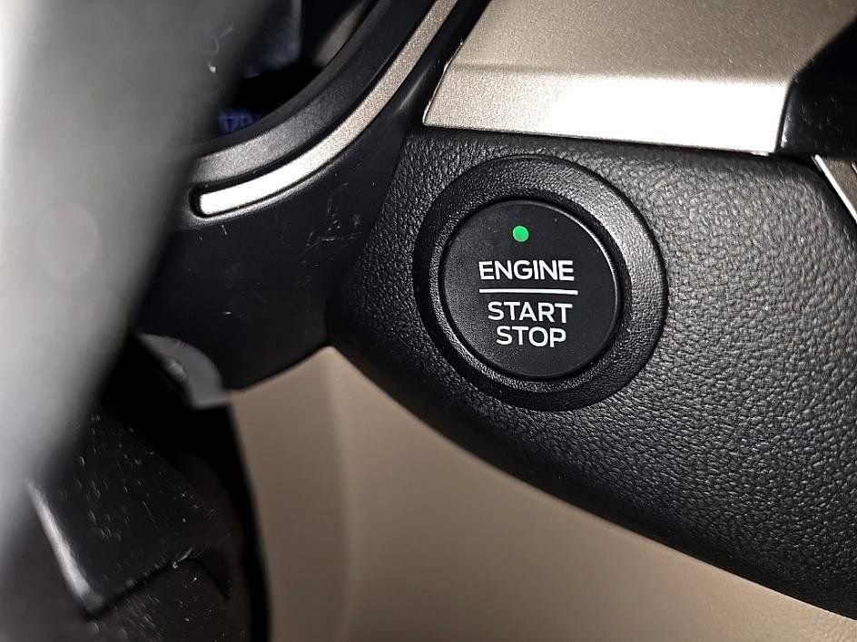 Used 2022 Ford Escape SE w/ Cold Weather Package image 17