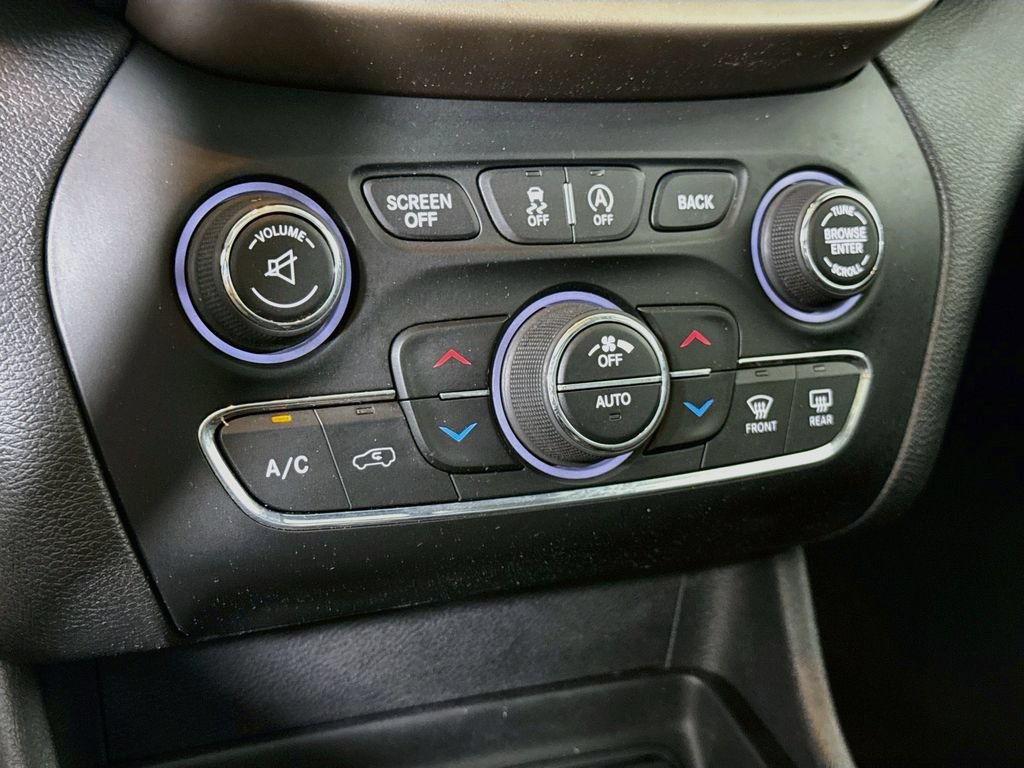 Used 2017 Jeep Cherokee Limited AWD/4WD image 10