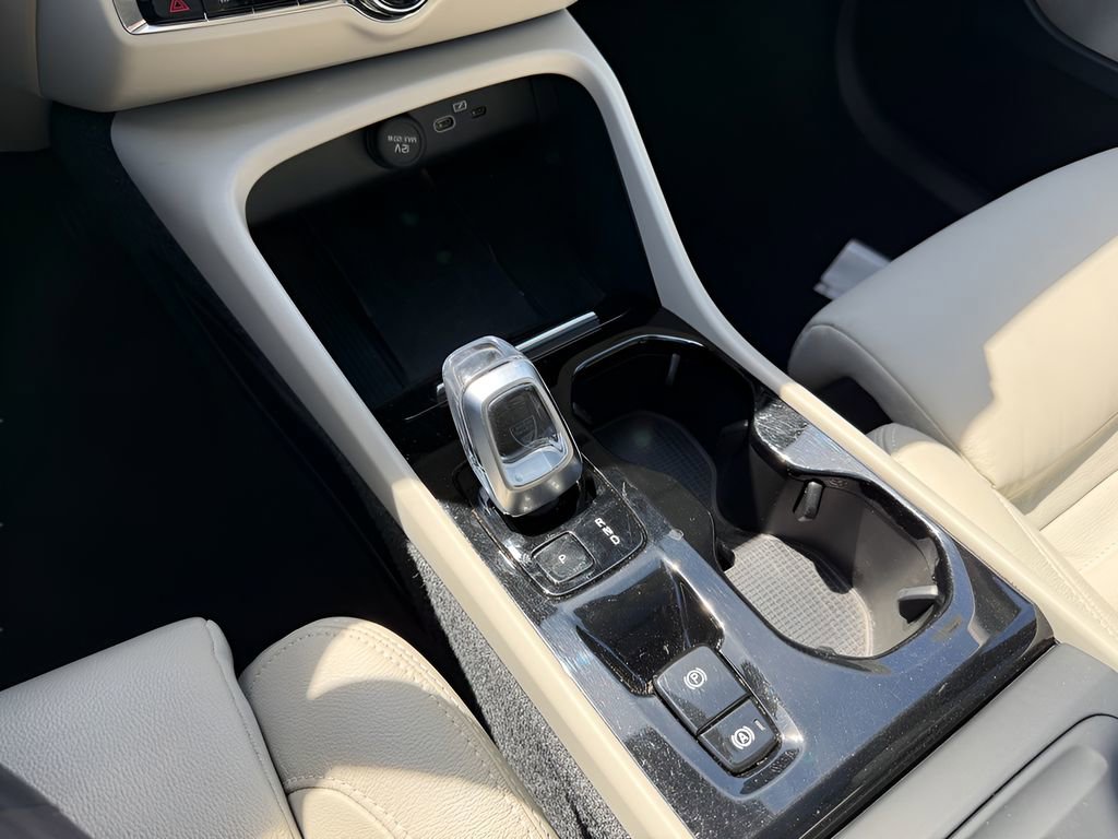 Used 2023 Volvo XC40 B4 Ultimate image 15