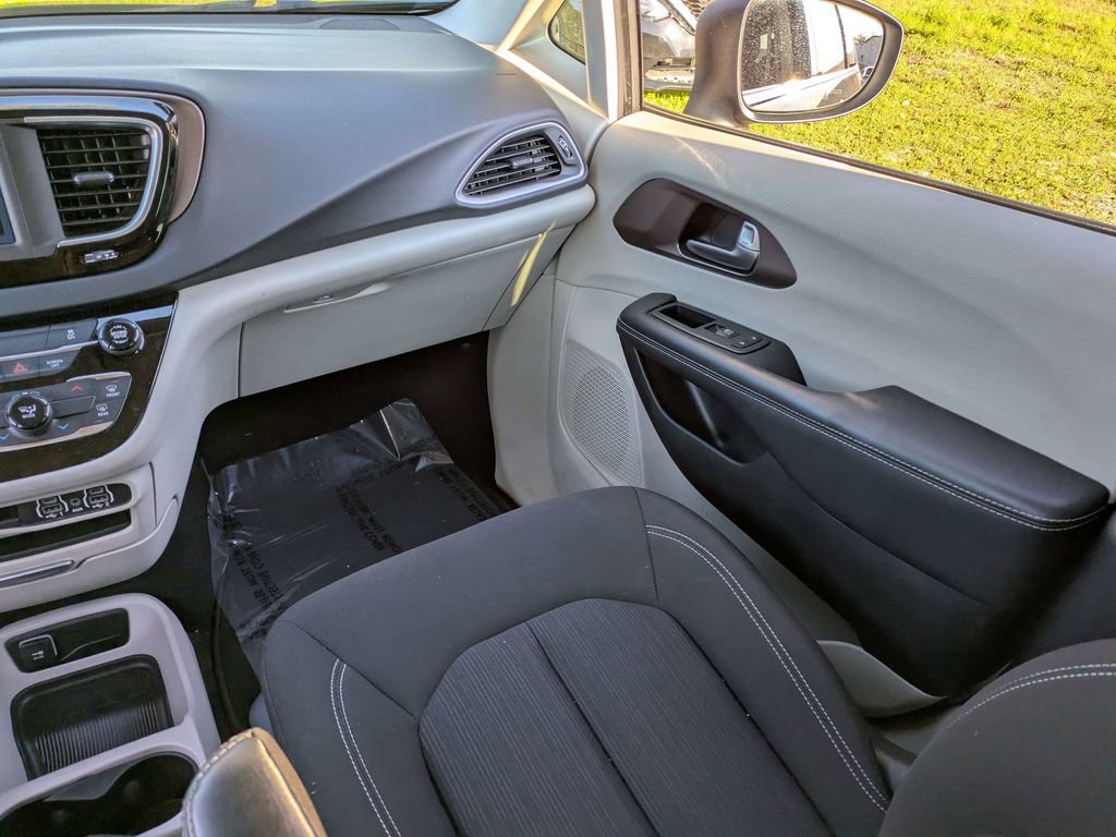 Used 2023 Chrysler Voyager LX image 20