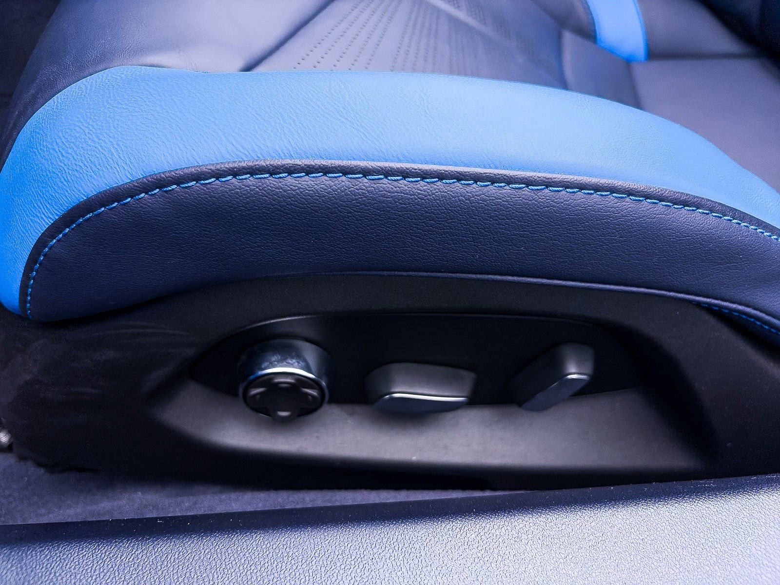 Used 2024 Chevrolet Corvette Stingray Premium Conv w/ Battery Protection Package image 24