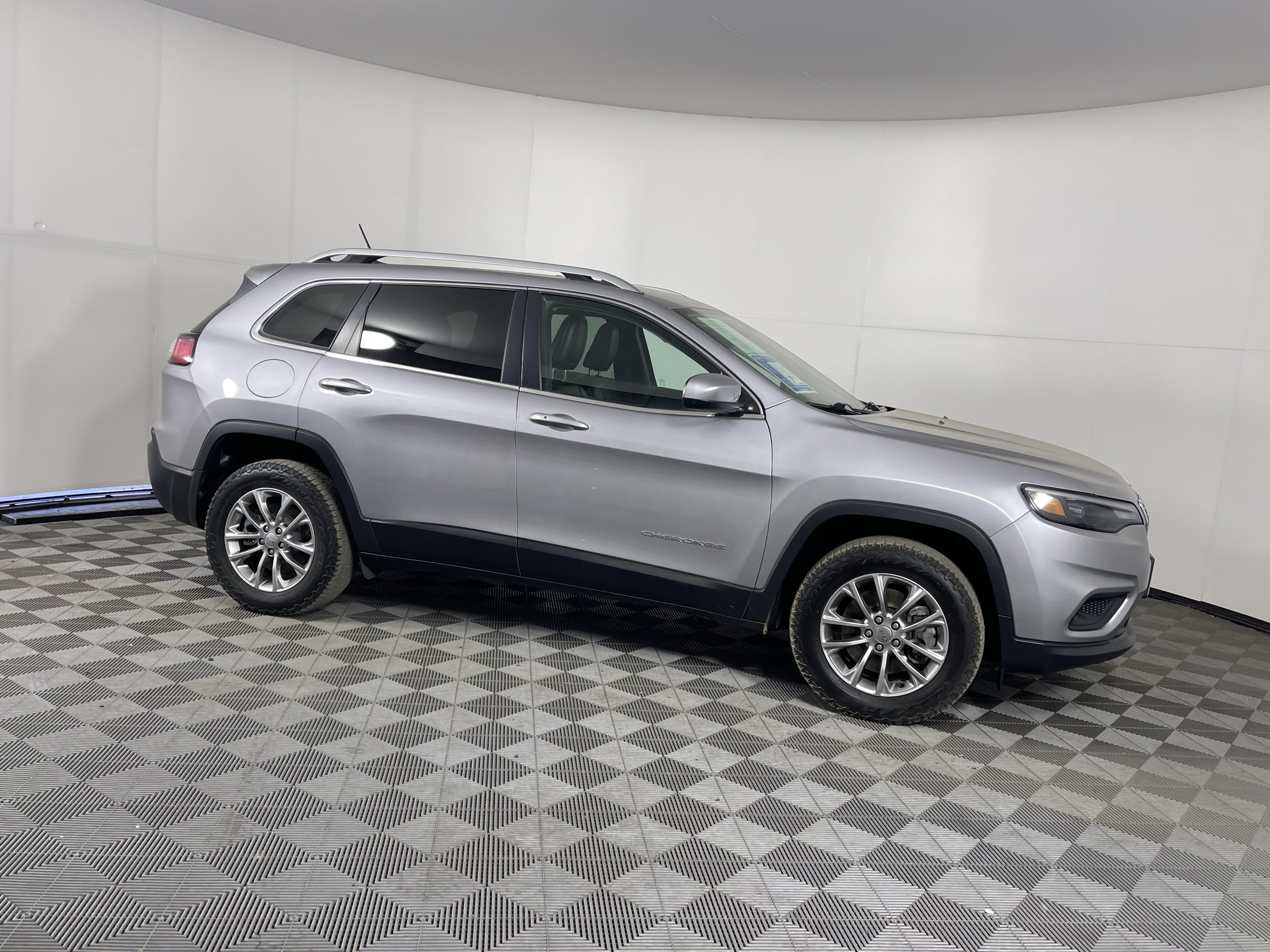 Used 2019 Jeep Cherokee Latitude Plus w/ Comfort/Convenience Group AWD/4WD image 6
