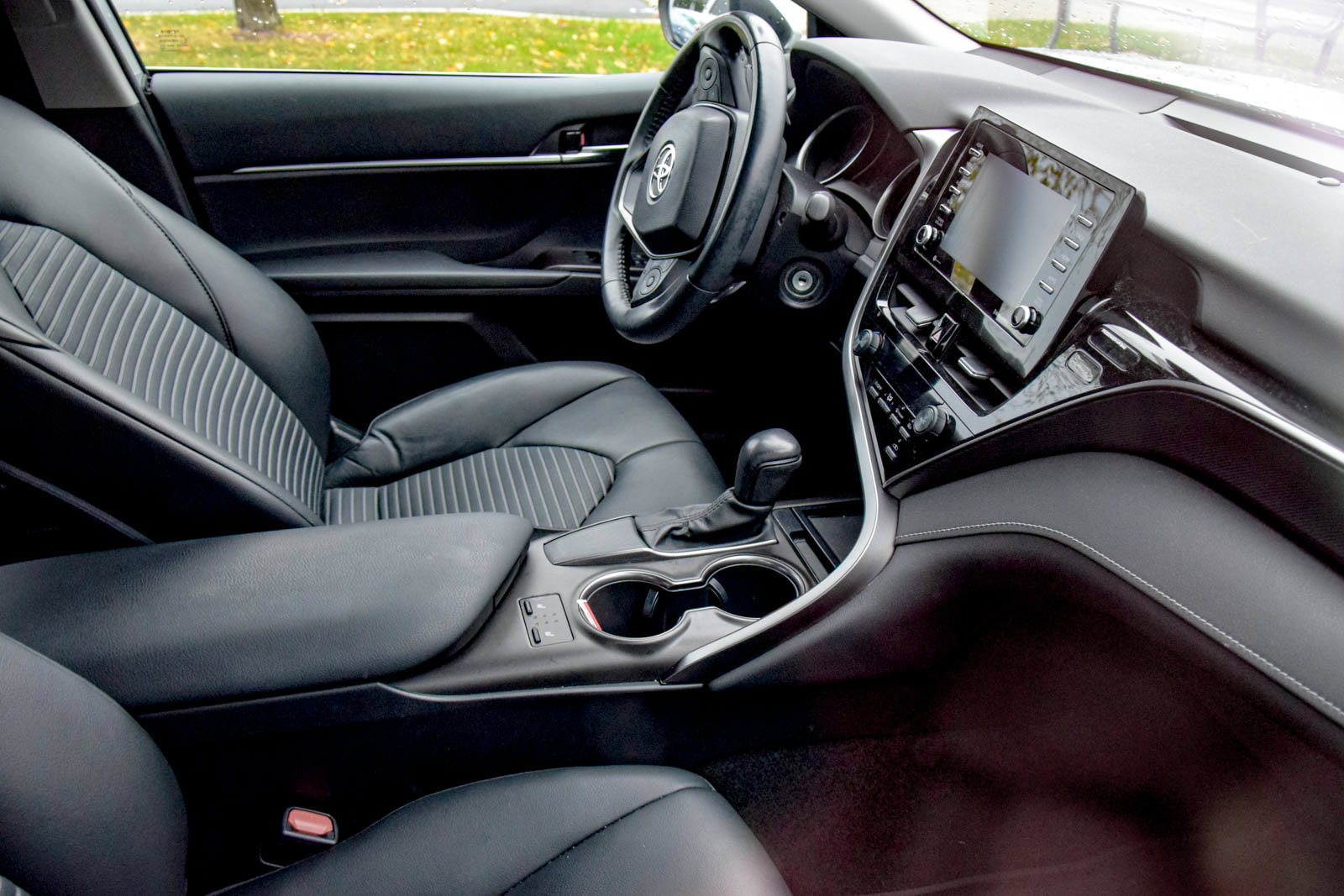 Used 2021 Toyota Camry SE w/ Cold Weather Package FWD image 19