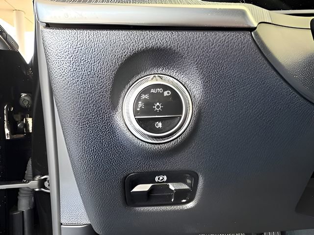 Used 2025 Mercedes-Benz C 300 Sedan image 18