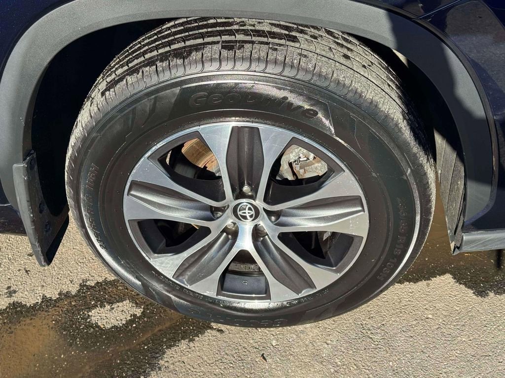 Used 2023 Toyota Highlander XLE image 9