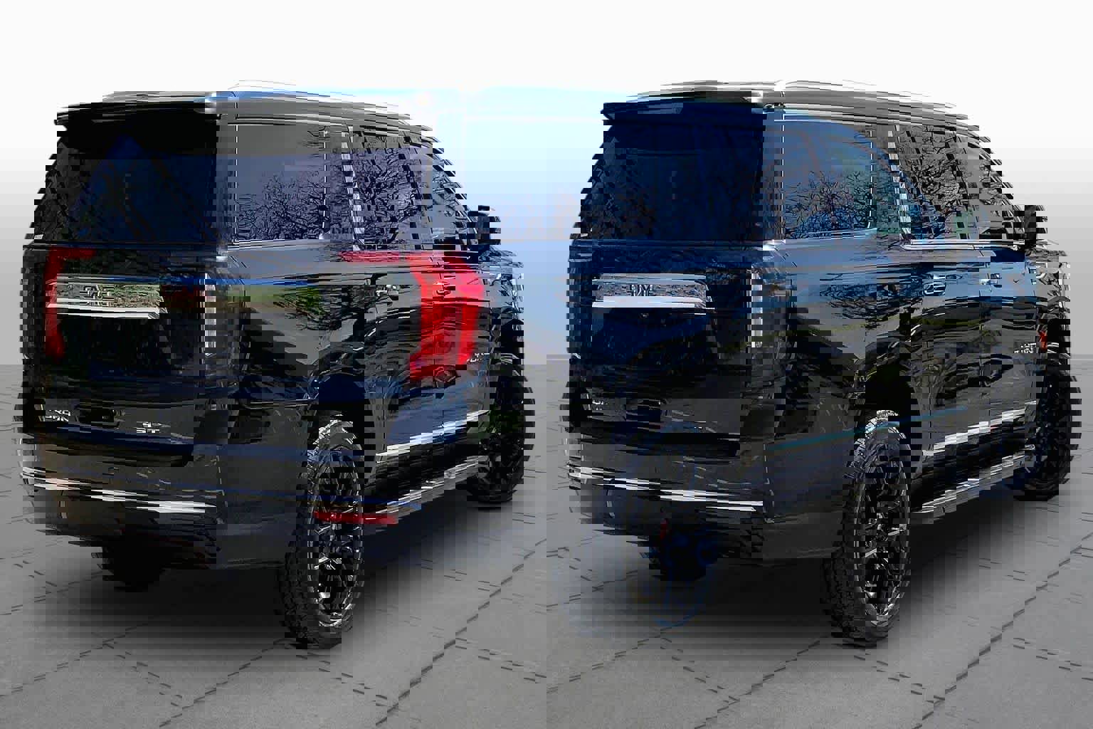 Used 2023 GMC Yukon XL SLT w/ SLT Premium Package image 12