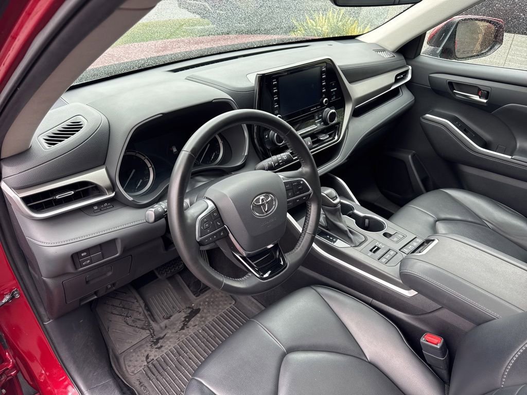 Used 2021 Toyota Highlander XLE AWD/4WD image 12