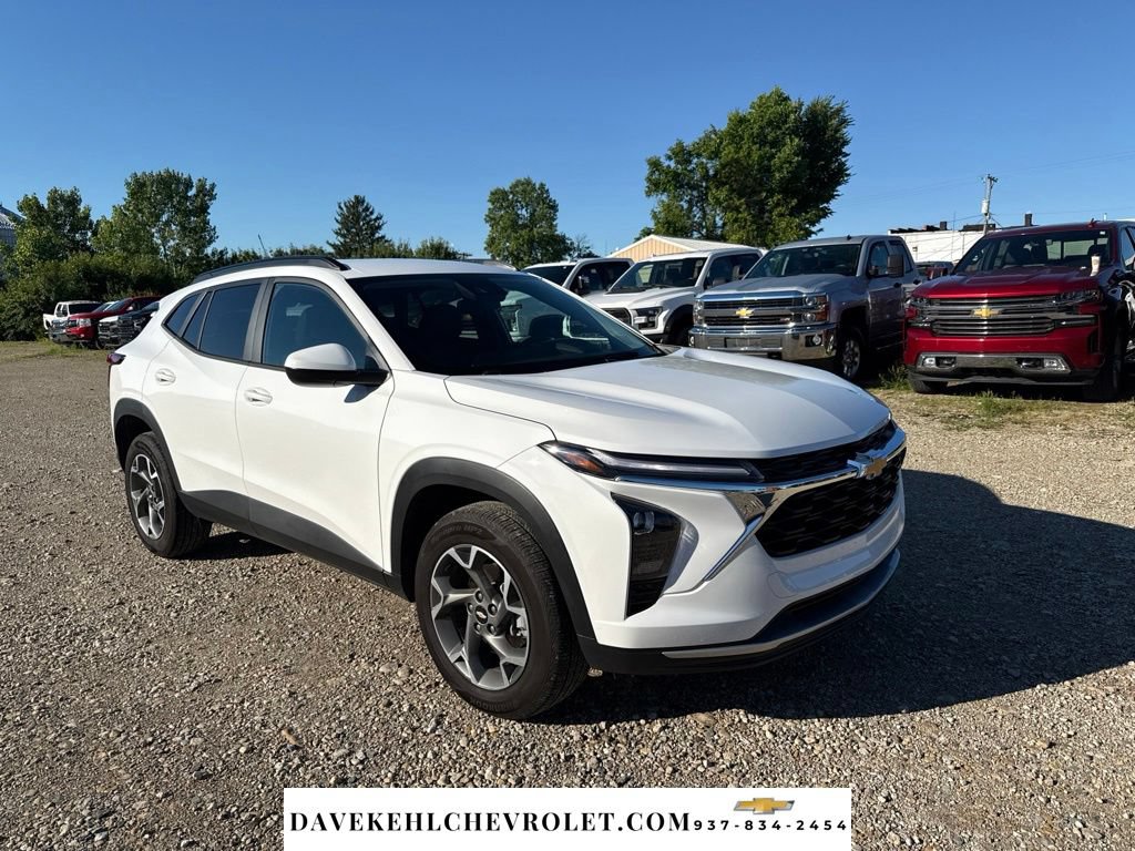 Used 2025 Chevrolet Trax LT FWD image 1