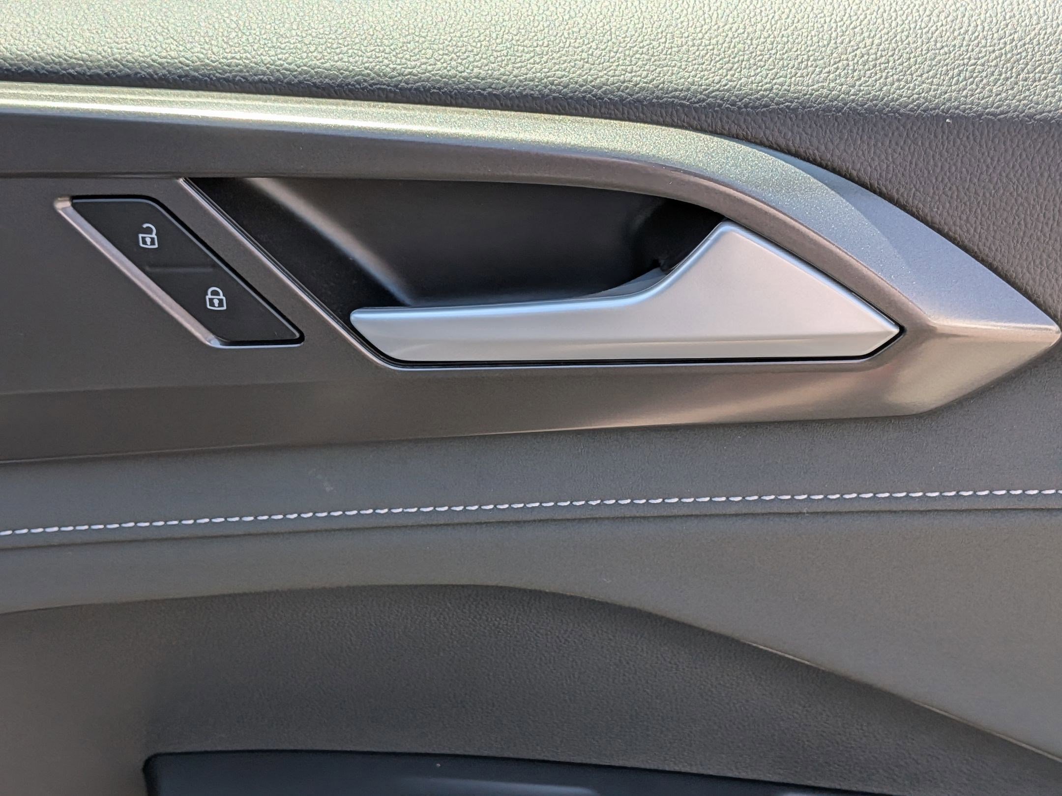 Used 2025 Volkswagen Taos SE image 33