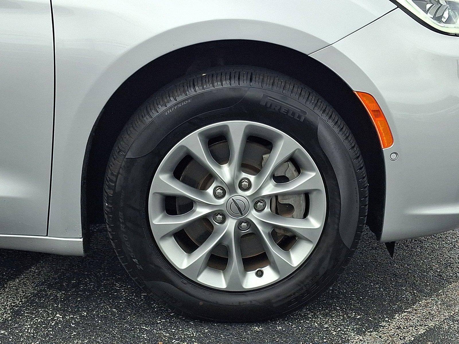 Certified 2024 Chrysler Pacifica Touring-L AWD/4WD image 8