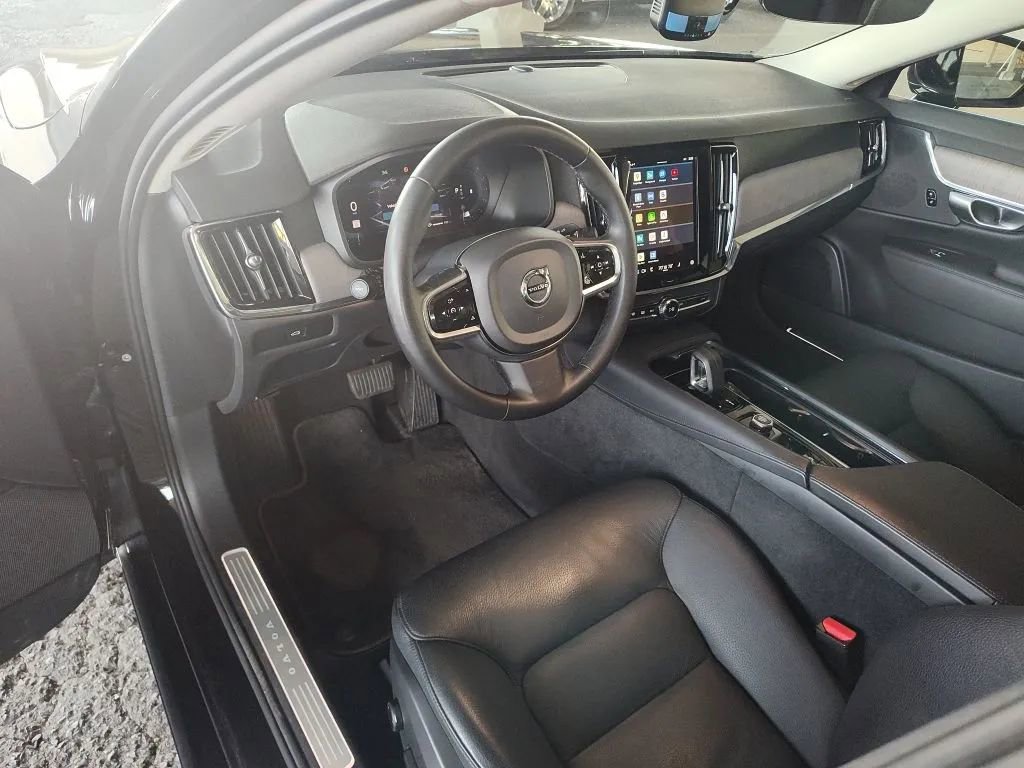 Used 2023 Volvo S90 B6 Plus image 11