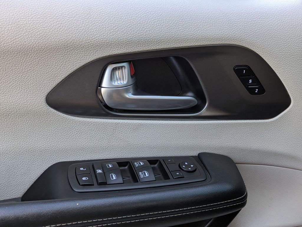 Used 2024 Chrysler Pacifica Touring-L image 13
