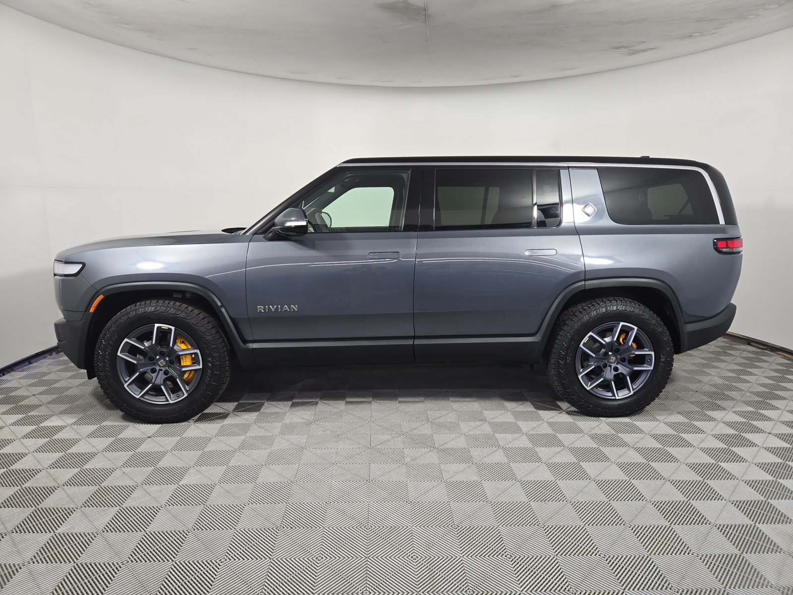 Used 2022 Rivian R1S Launch Edition Quad AWD/4WD image 2
