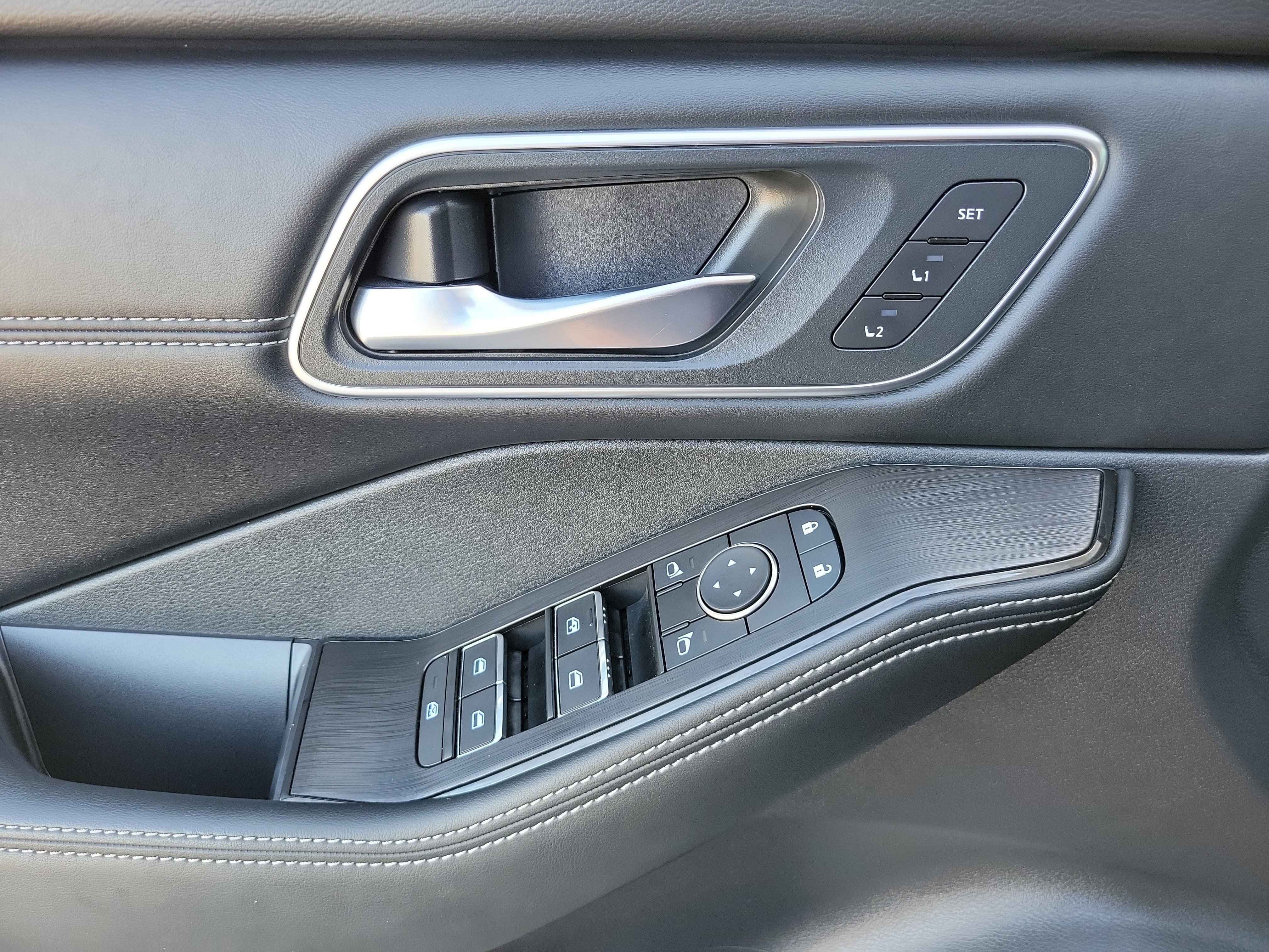 Used 2025 Nissan Rogue Platinum w/ Platinum Premium Package image 24