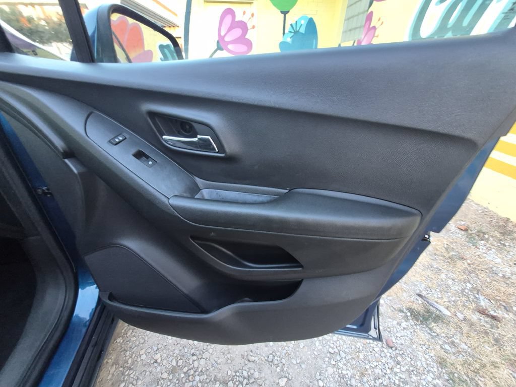 Used 2019 Chevrolet Trax LT w/ LT Convenience Package AWD/4WD image 19