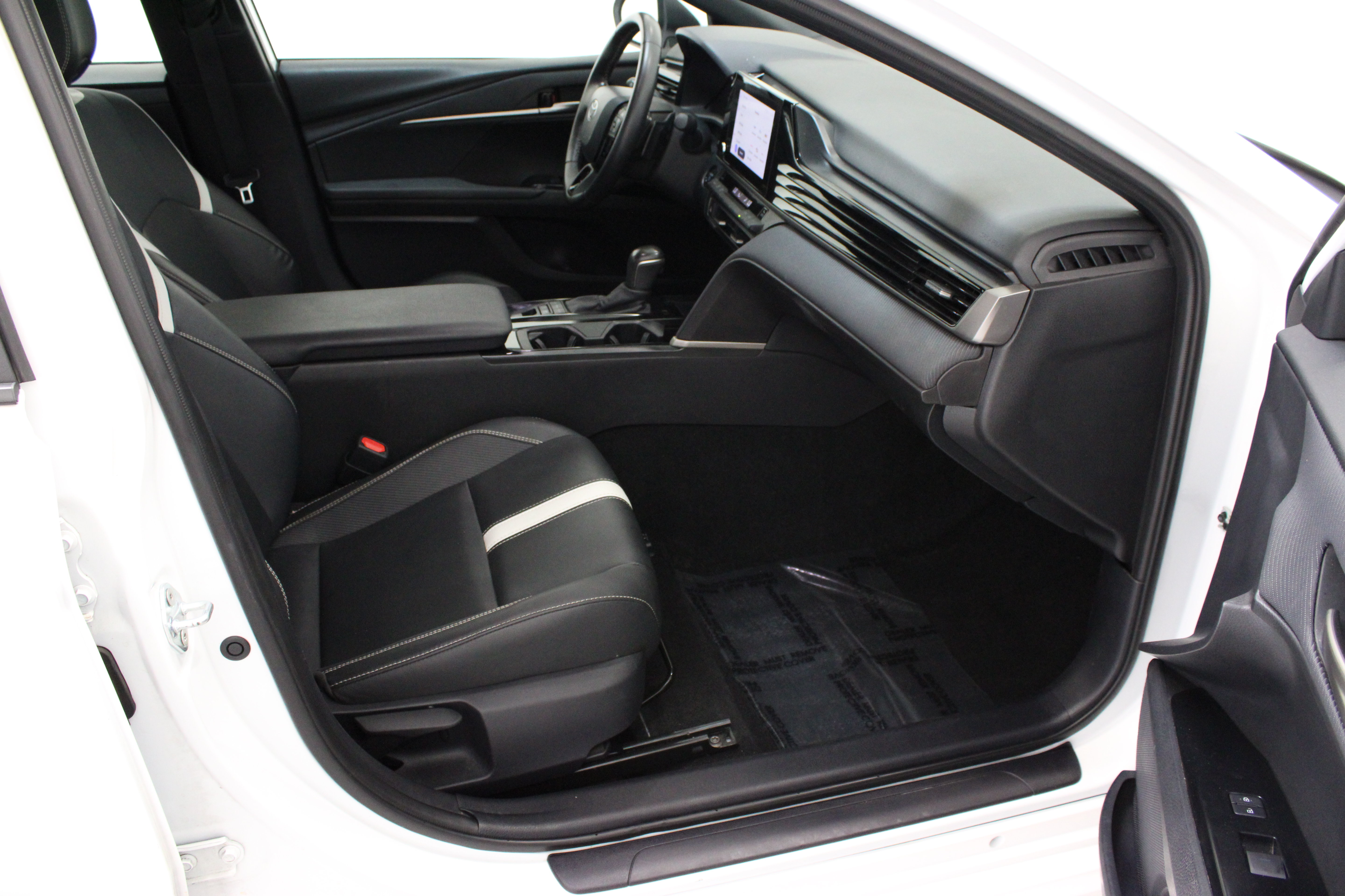 Used 2025 Toyota Camry SE FWD image 36