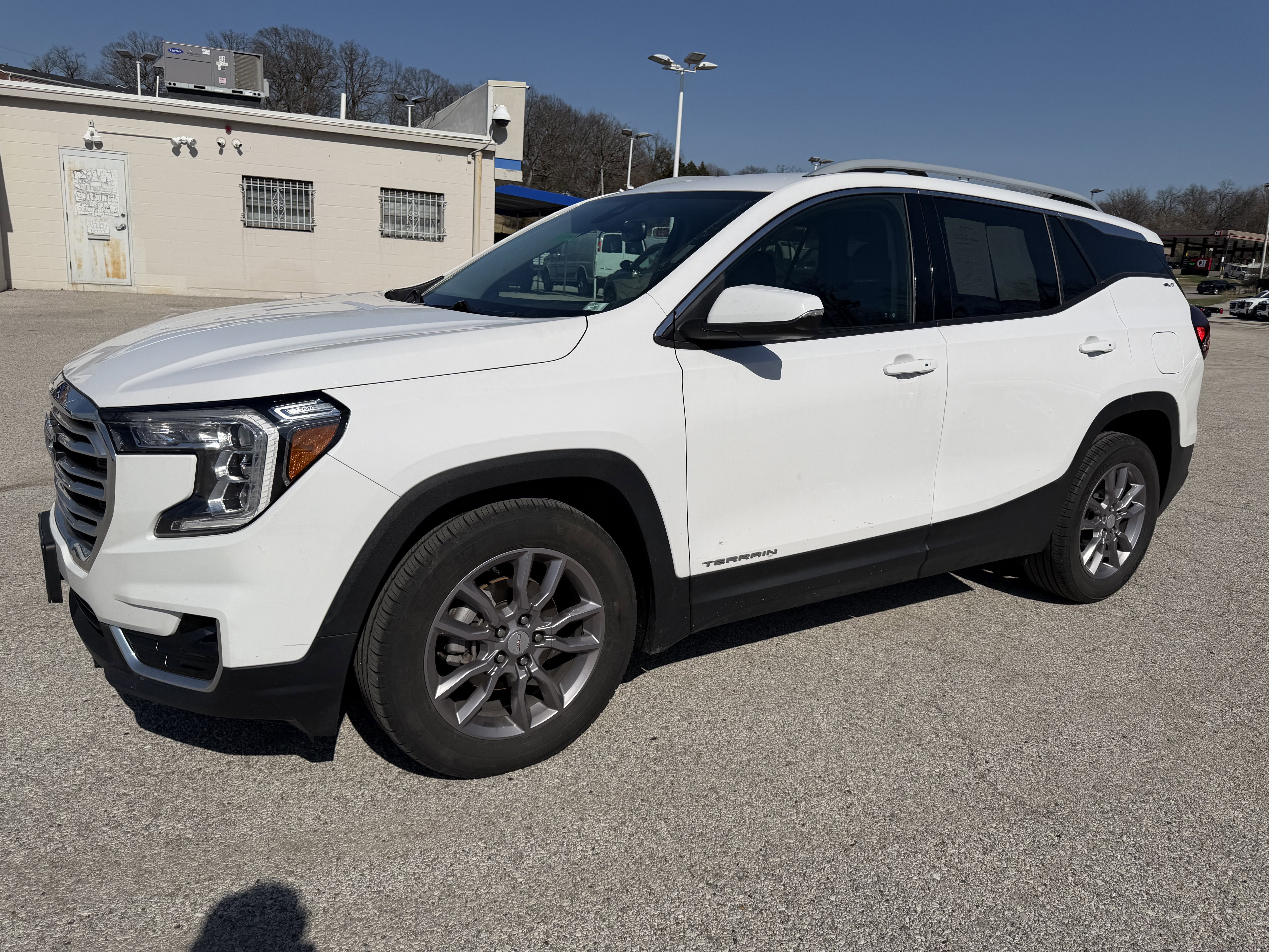 Used 2023 GMC Terrain SLT image 3