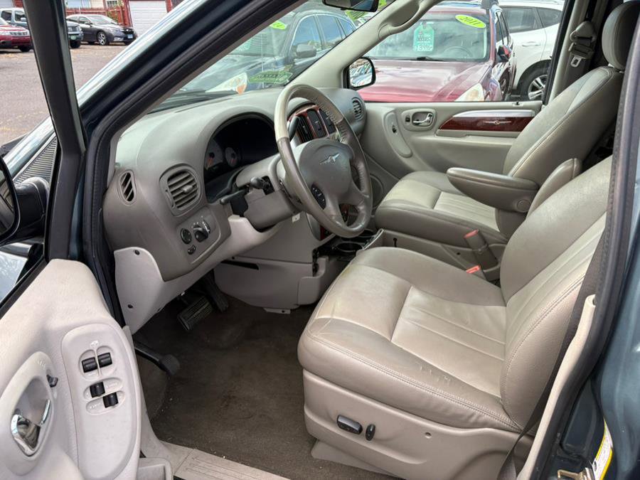 Used 2007 Chrysler Town & Country Touring image 5