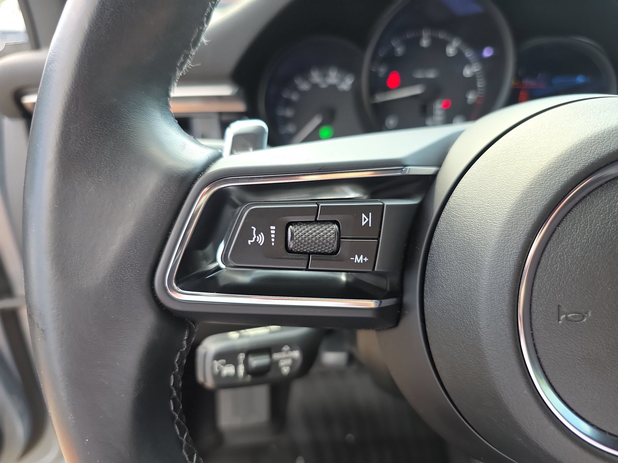 Used 2023 Porsche Macan Turbo AWD/4WD image 27