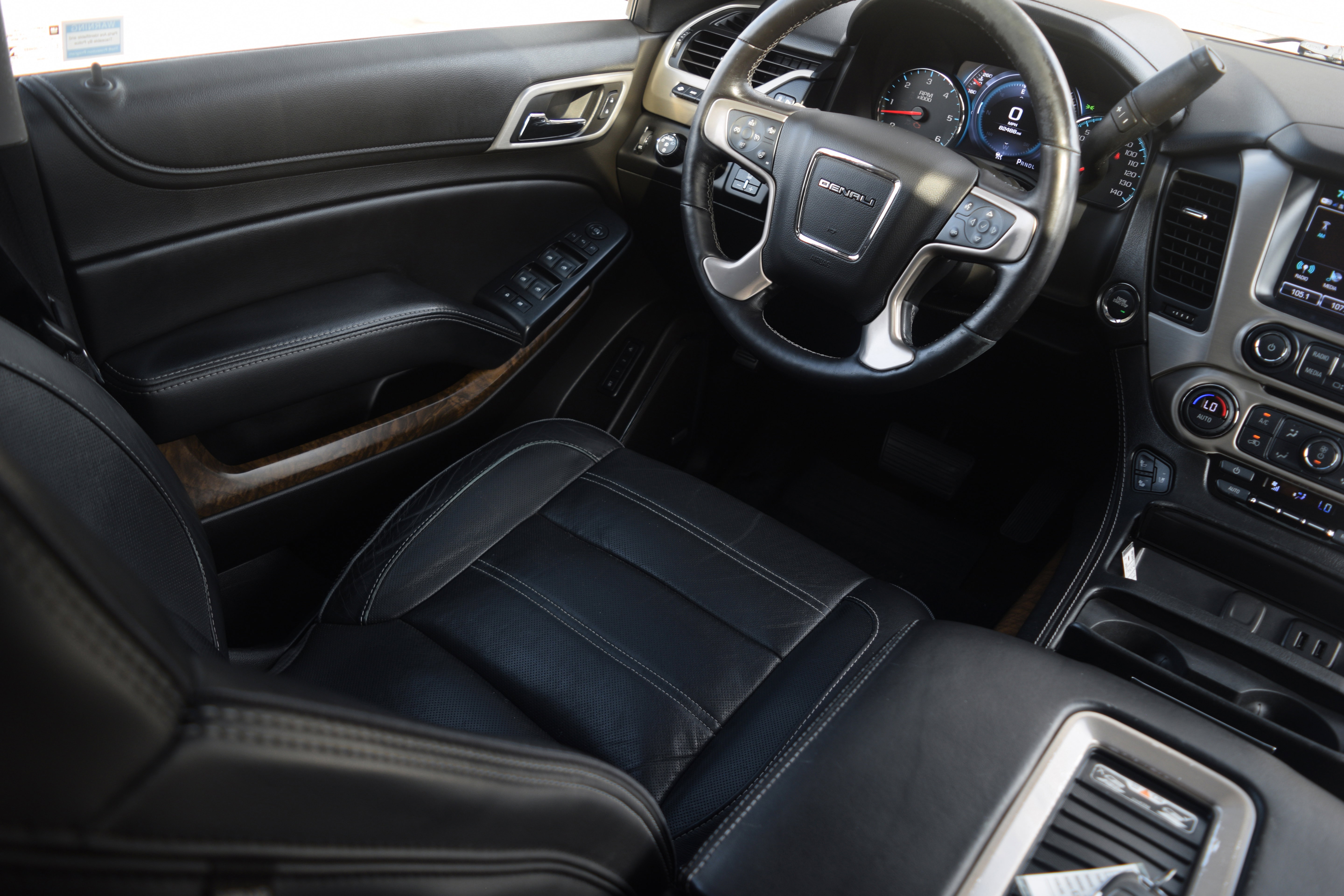 Used 2018 GMC Yukon Denali image 2