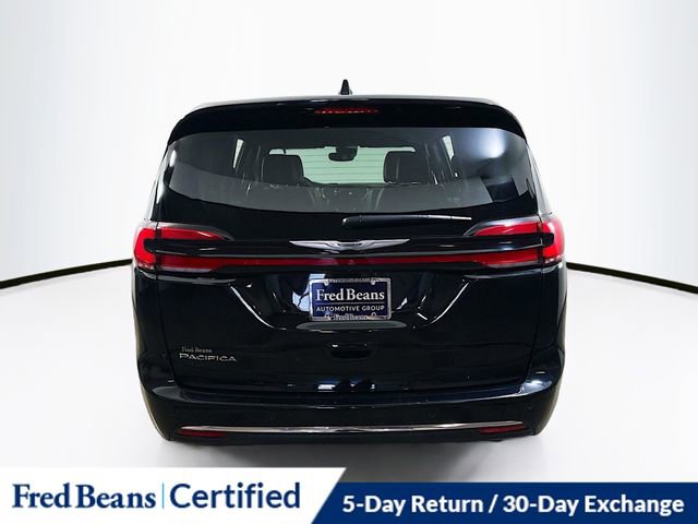 Used 2025 Chrysler Pacifica Select image 10