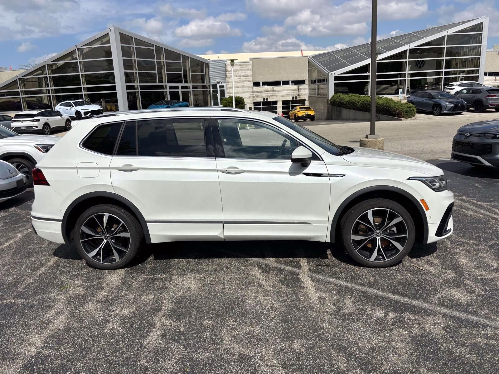 Used 2024 Volkswagen Tiguan SEL R-Line AWD/4WD image 4