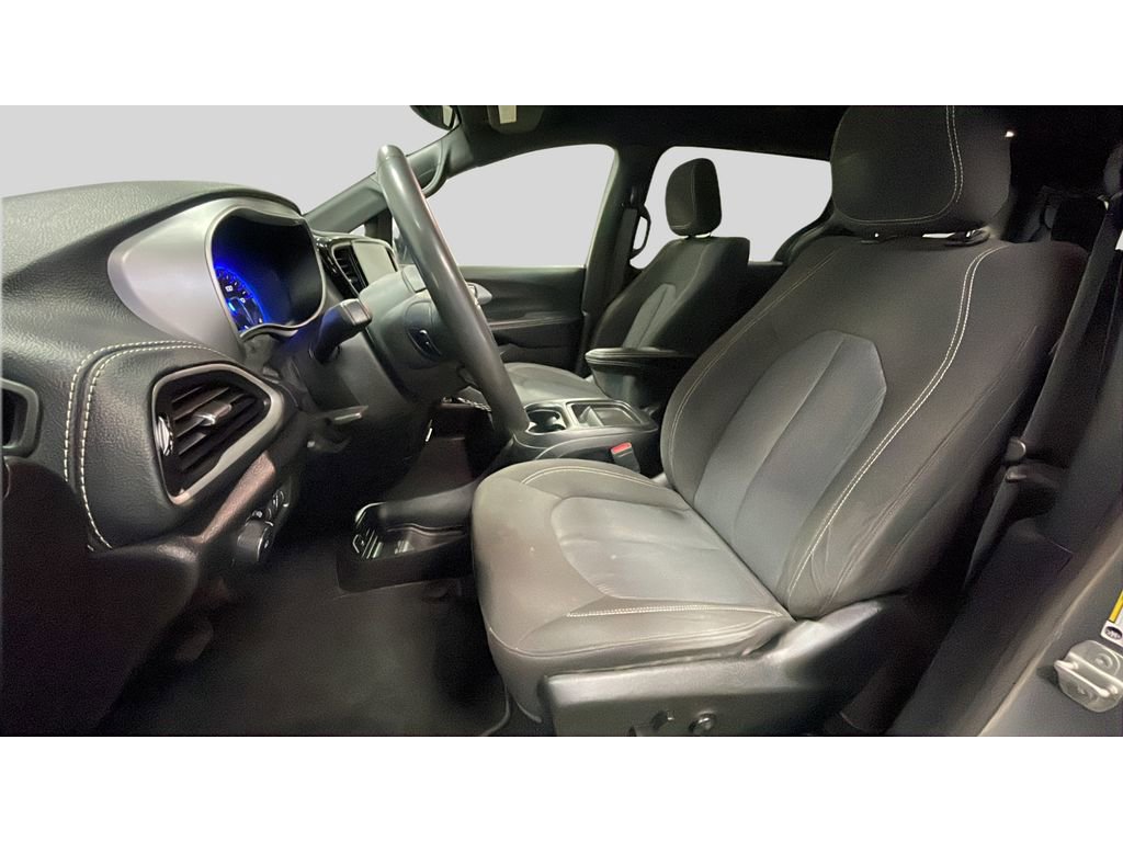 Used 2023 Chrysler Pacifica Touring image 11