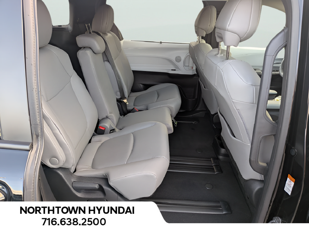 Used 2026 Toyota Sienna XLE FWD image 37