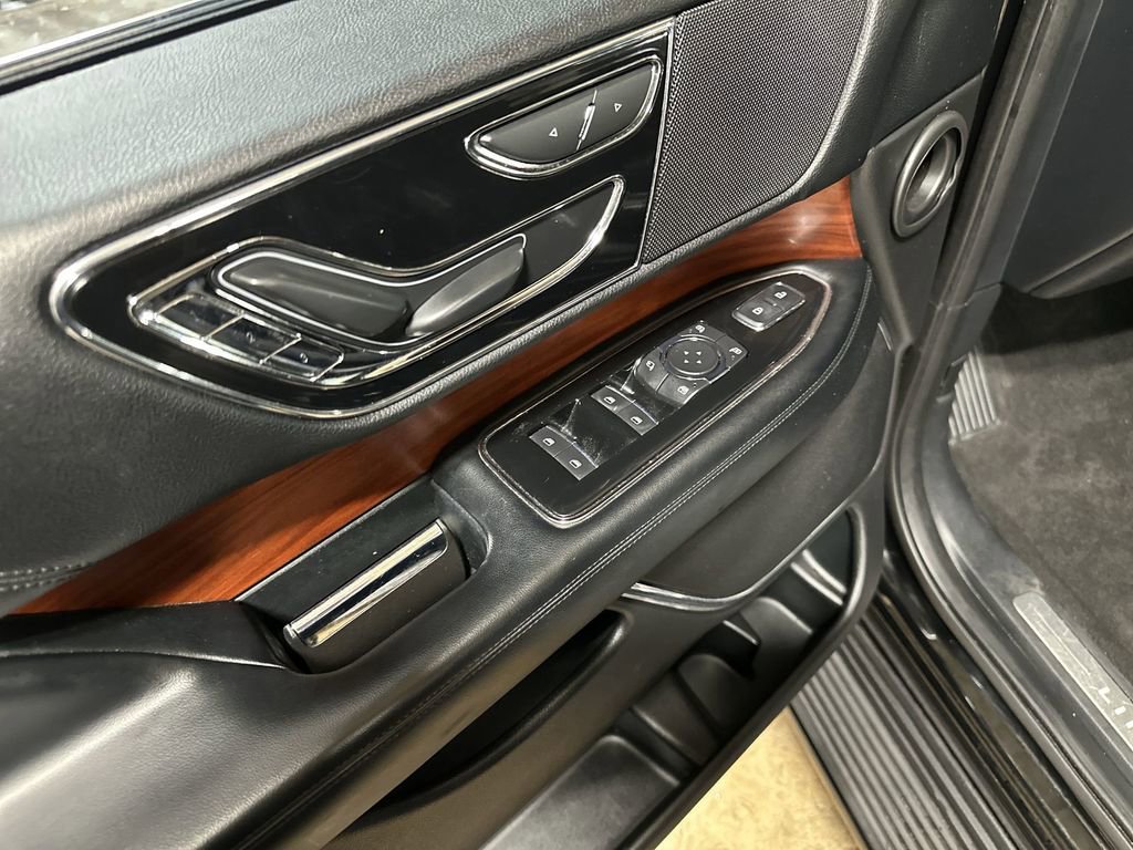 Used 2018 Lincoln Navigator Premiere image 15