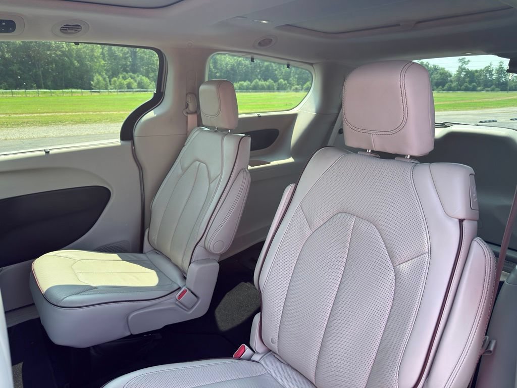 Used 2017 Chrysler Pacifica Limited w/ Advanced Safetytec Group FWD image 26